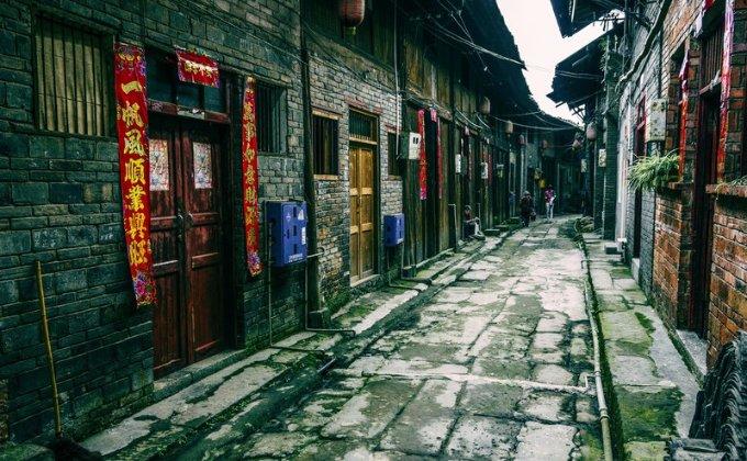 我国边界贸易口岸，曾发生激烈战争，邻国在边界驻扎大军防守