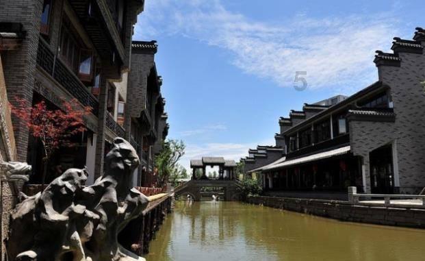 突发！李玟迎来49岁冥诞后，李玟86岁的老妈妈前来纪念，场面感人